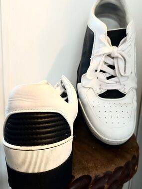 Givenchy Low Top Tyson Sneakers in black and white